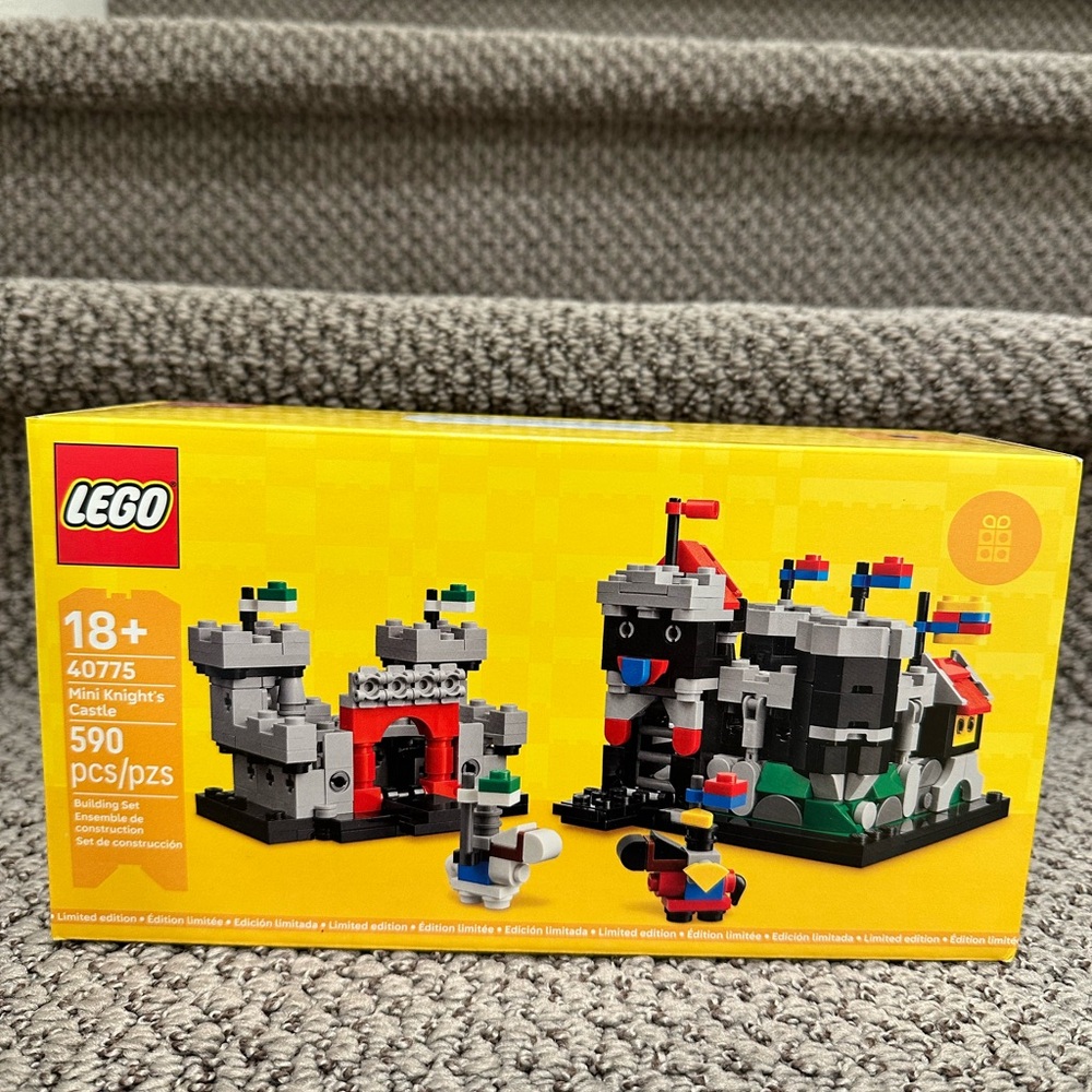 LEGO Knights Castle Set - Red, Blue, Gray